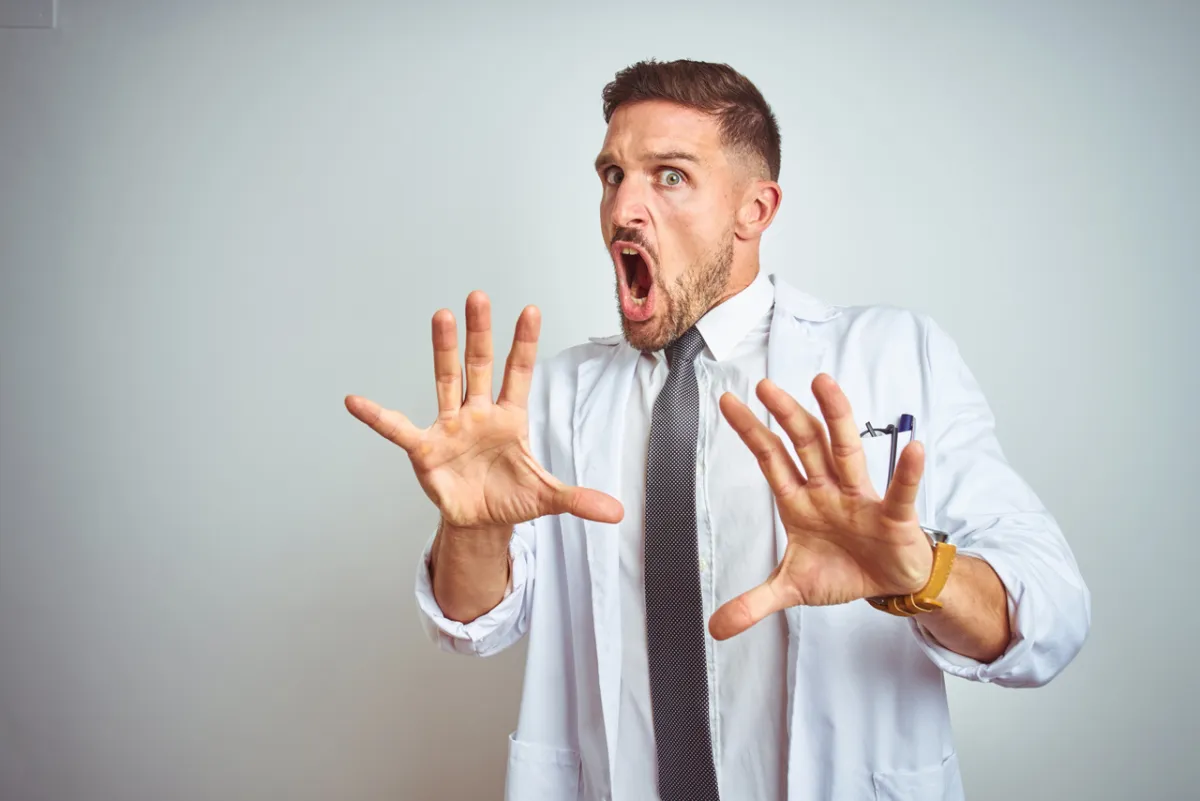 صورة لطبيب مخيف