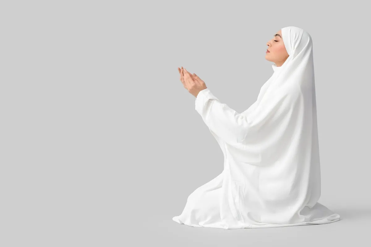 صورة لربة بيت تدعو ربها