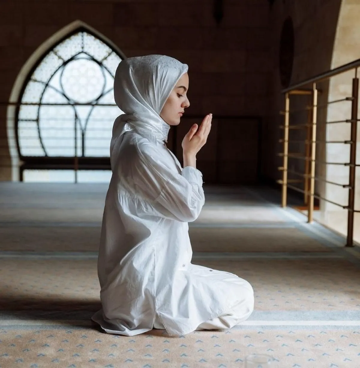 صورة لزوجة تدعو ربها بسعة الرزق