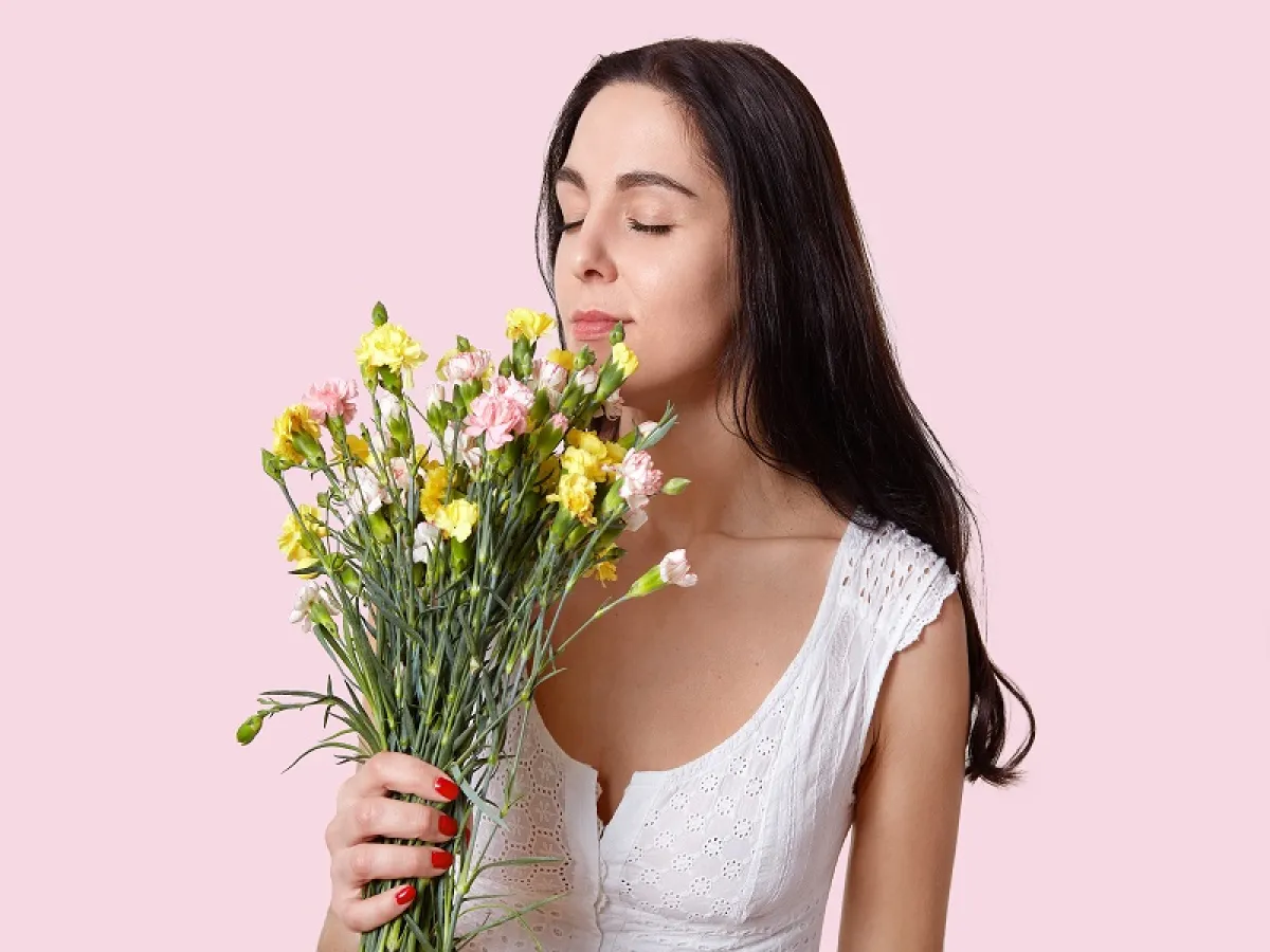 تُحدث الزهور تغيرات كيميائية حيوية في الجسم مما يساعد في التخلص من القلق والحزن (المصدر: Freepik)
