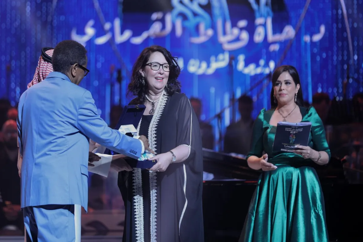 تكريم  حياة قطاط القرمازي وزيرة الثقافة في حفل افتتاح  المهرجان- الصورة من موقع وزارة الثقافة على الفيسبوك