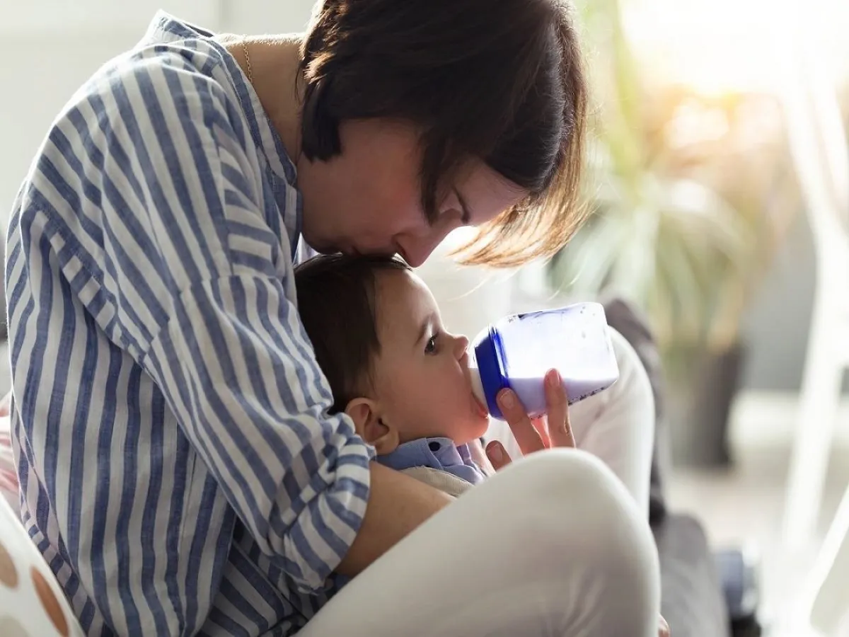 صورة لأم تحنو على طفلها