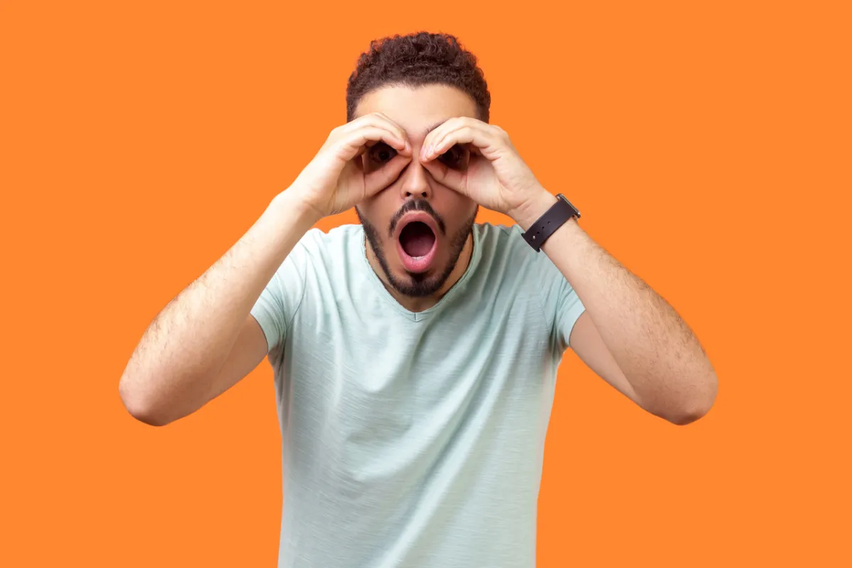 صورة رجل يراقب