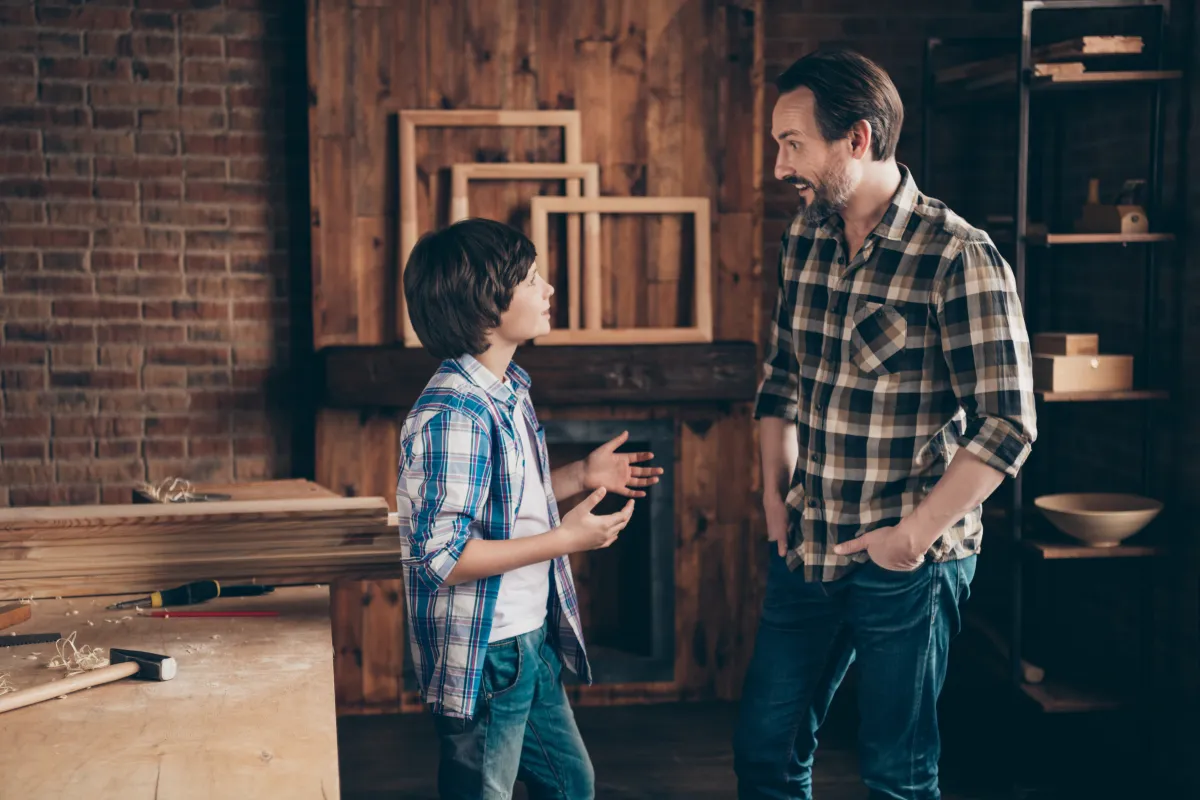 صورة نقاش بين الاب وابنه