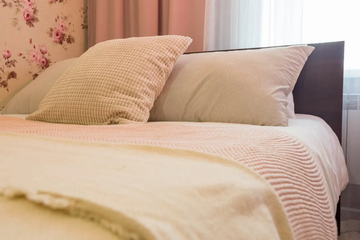 الغسل اليدوي مُفضل للوسادة المصنوعة من الريش أو ألياف البوليستر