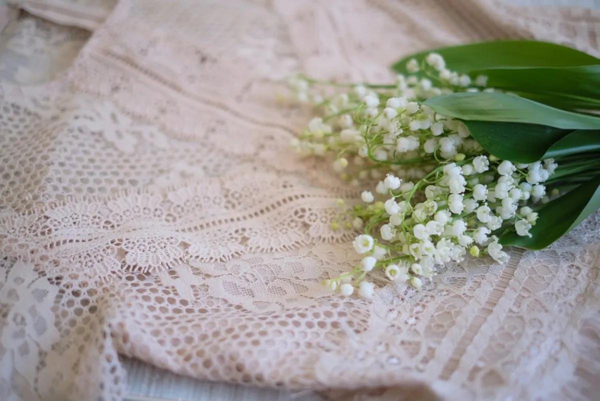 طرق منزلية لتنظيف الفساتين الدانتيل البيض 