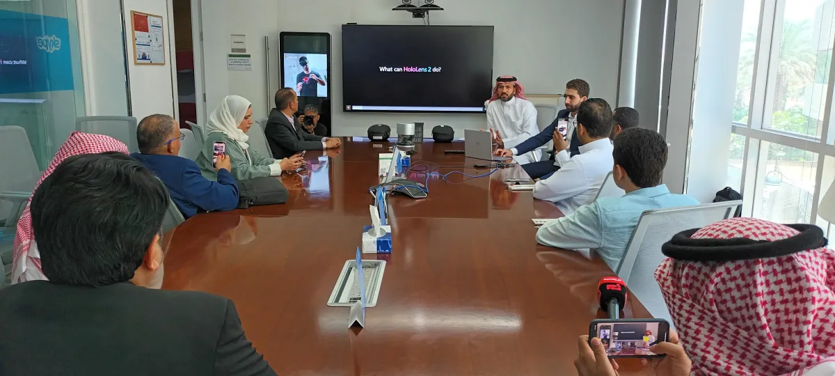 من الاجتماع الذي ضم رئيس وفريق عمل مايكروسوفت العربية مع الإعلاميين في الرياض