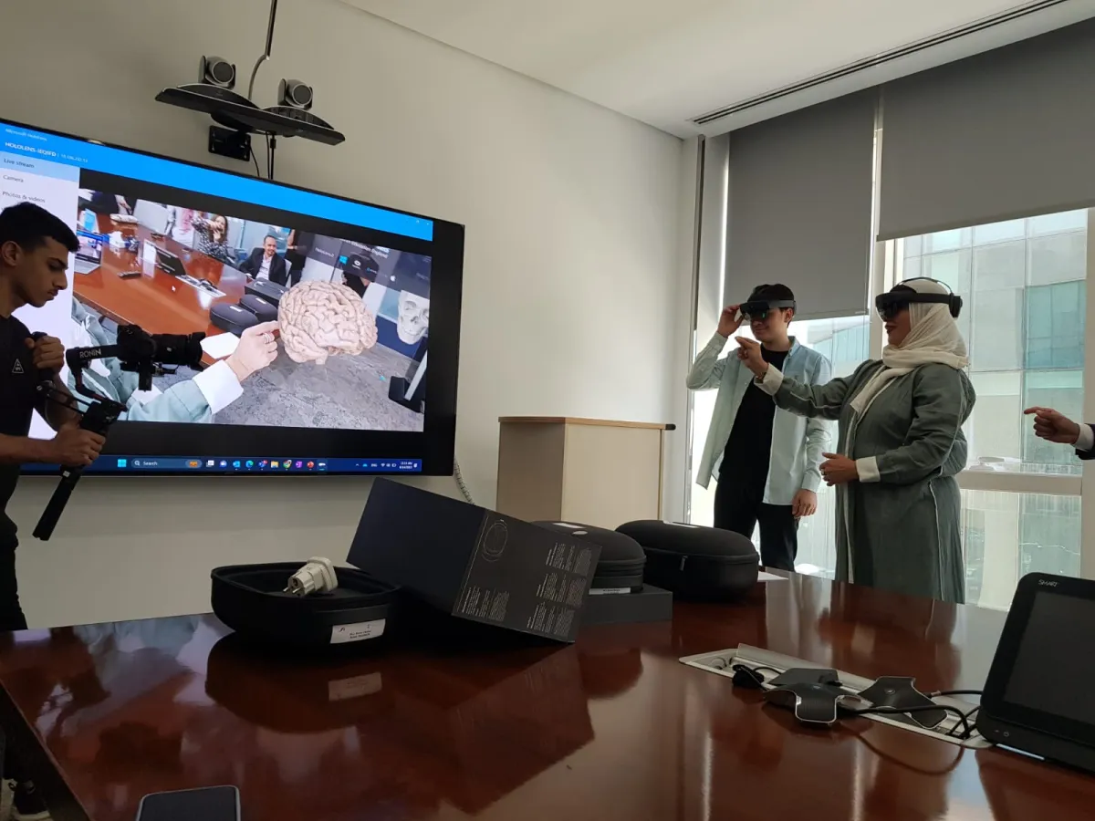 الإعلاميون المدعوون يستمتعون بتجربة الجهاز