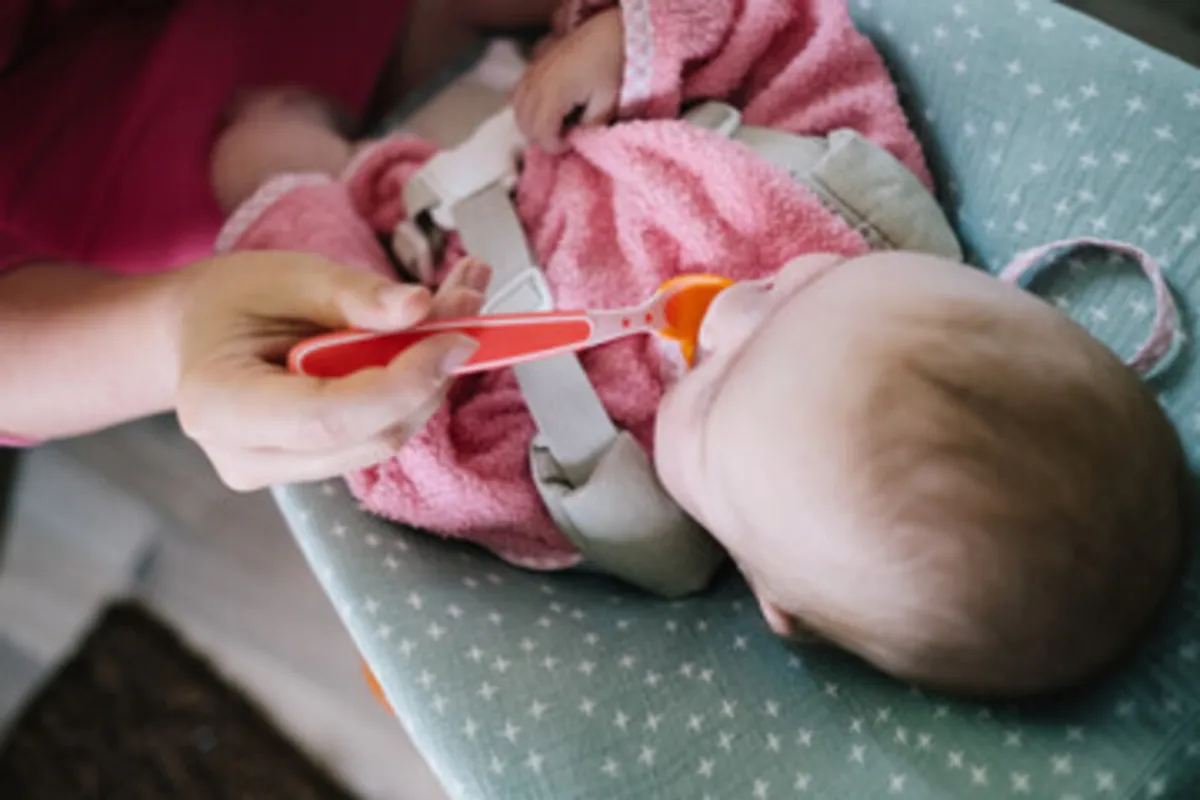 صورة لأم تطعم رضيعها