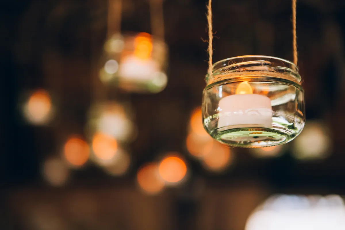 الشموع المعلقة 