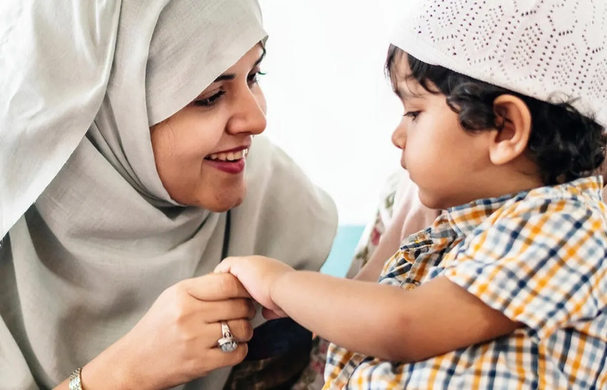 صورة لأم توصي طفلها بالحرص والاحتياط