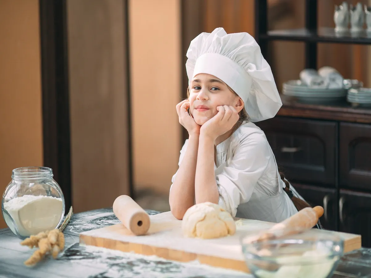 صورة لطفلة في المطبخ