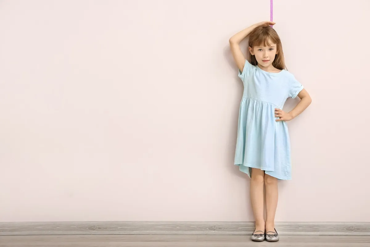 صورة لطفلة وقياس الطول