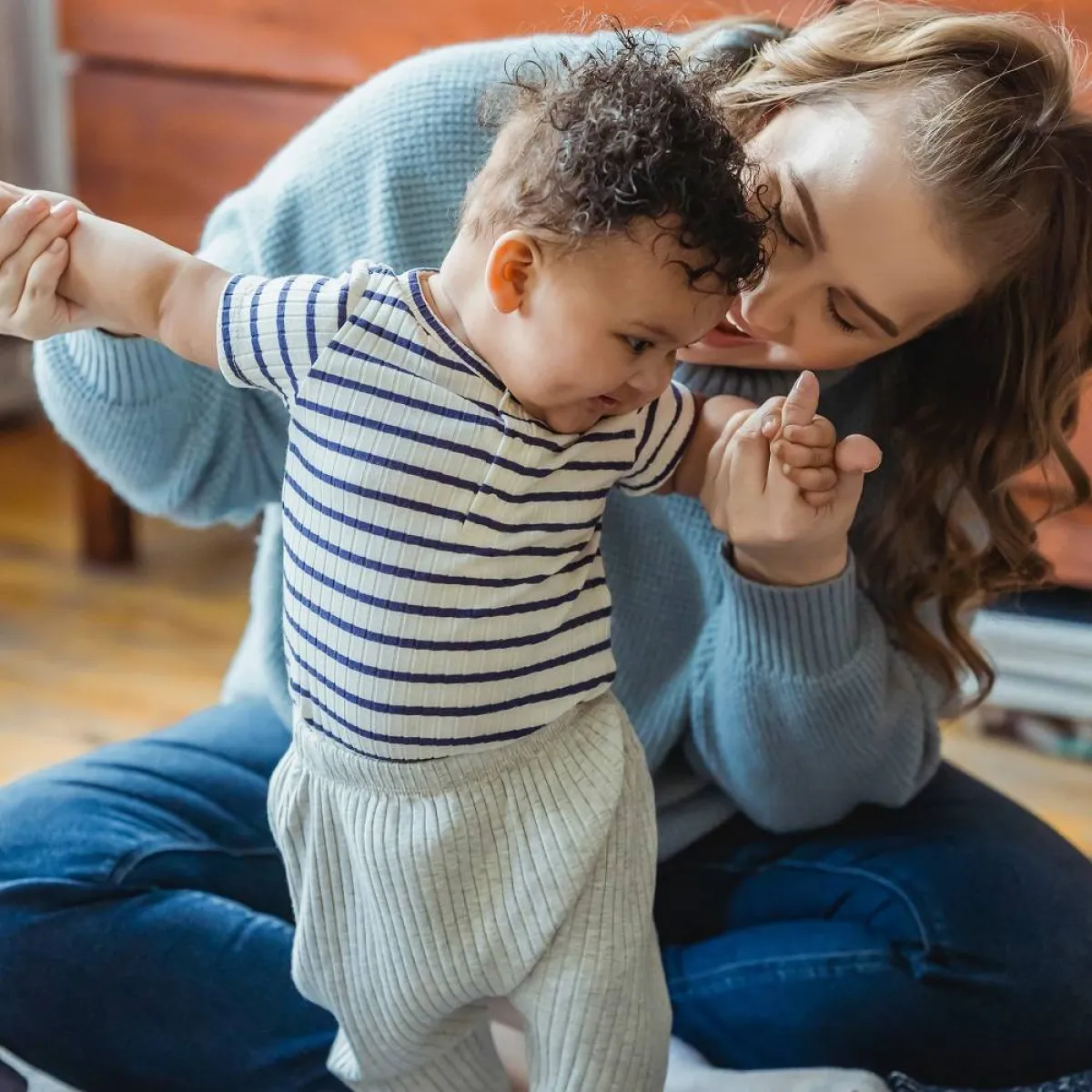 صورة لطفل يتدرب على المشي