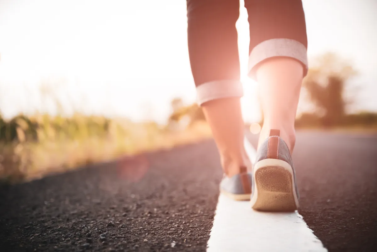 صورة امرأة تمشي ببطء