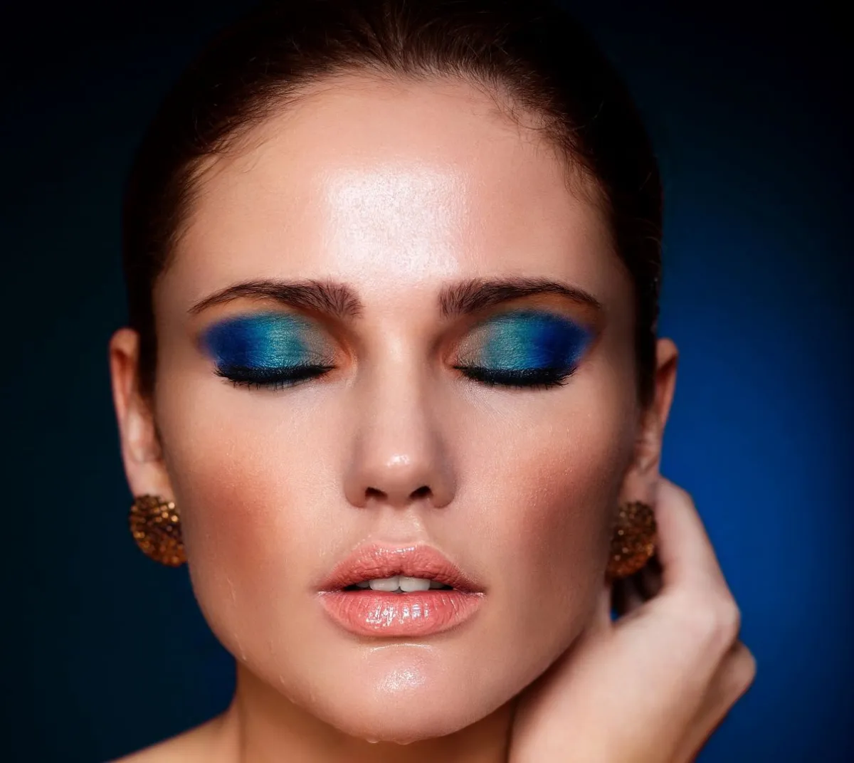 صيحات مكياج عيون باللون النيلي- الصورة من freepik