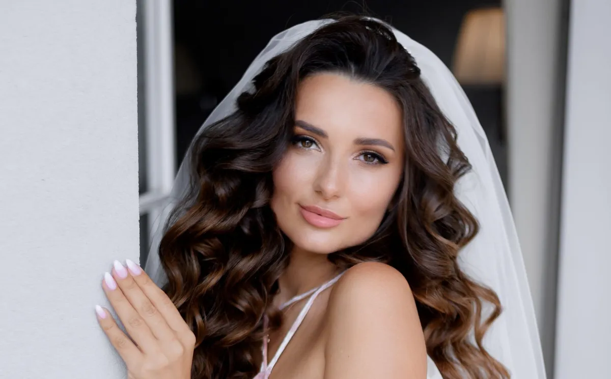 أفكار عناية بالشعر قبل موعد الزفاف - الصورة من freepik 