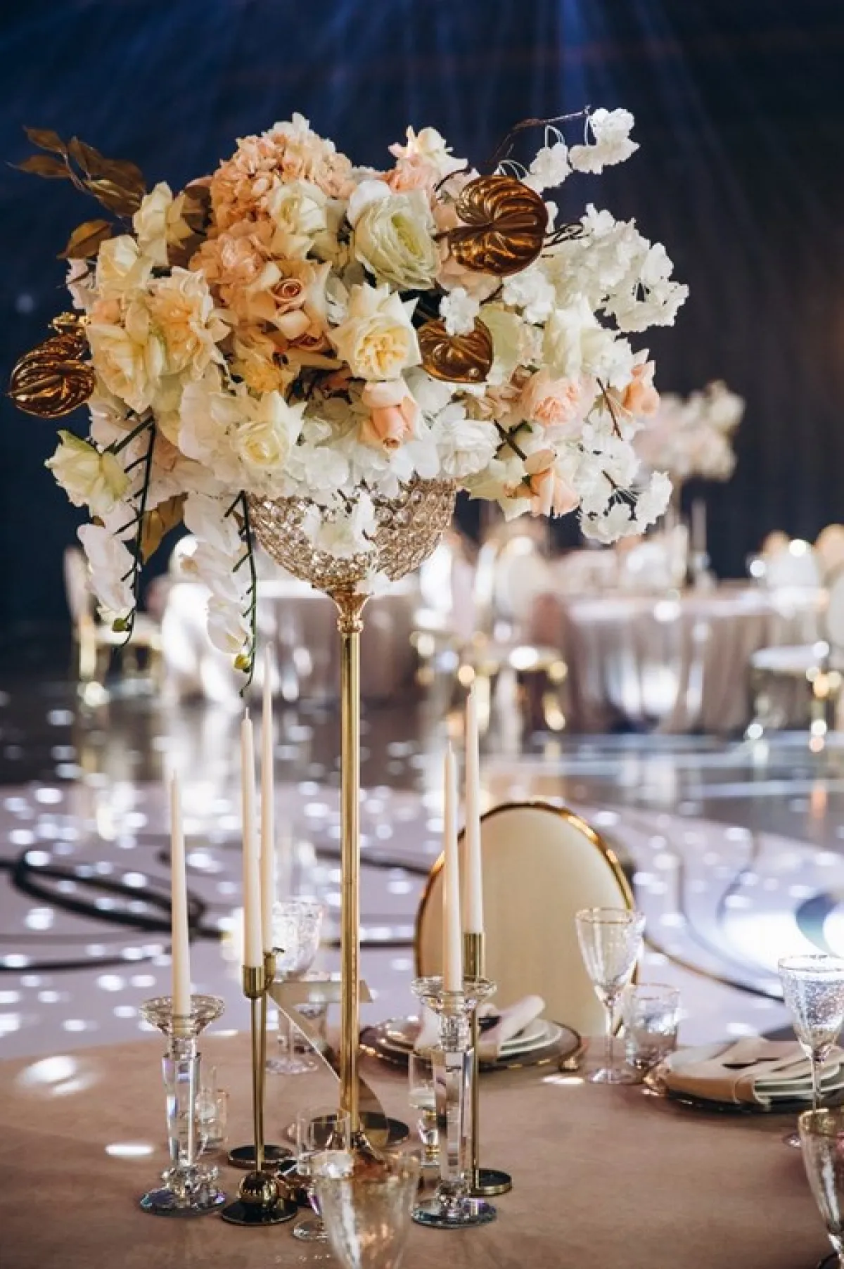 الشموع تزين طاولة الحضور