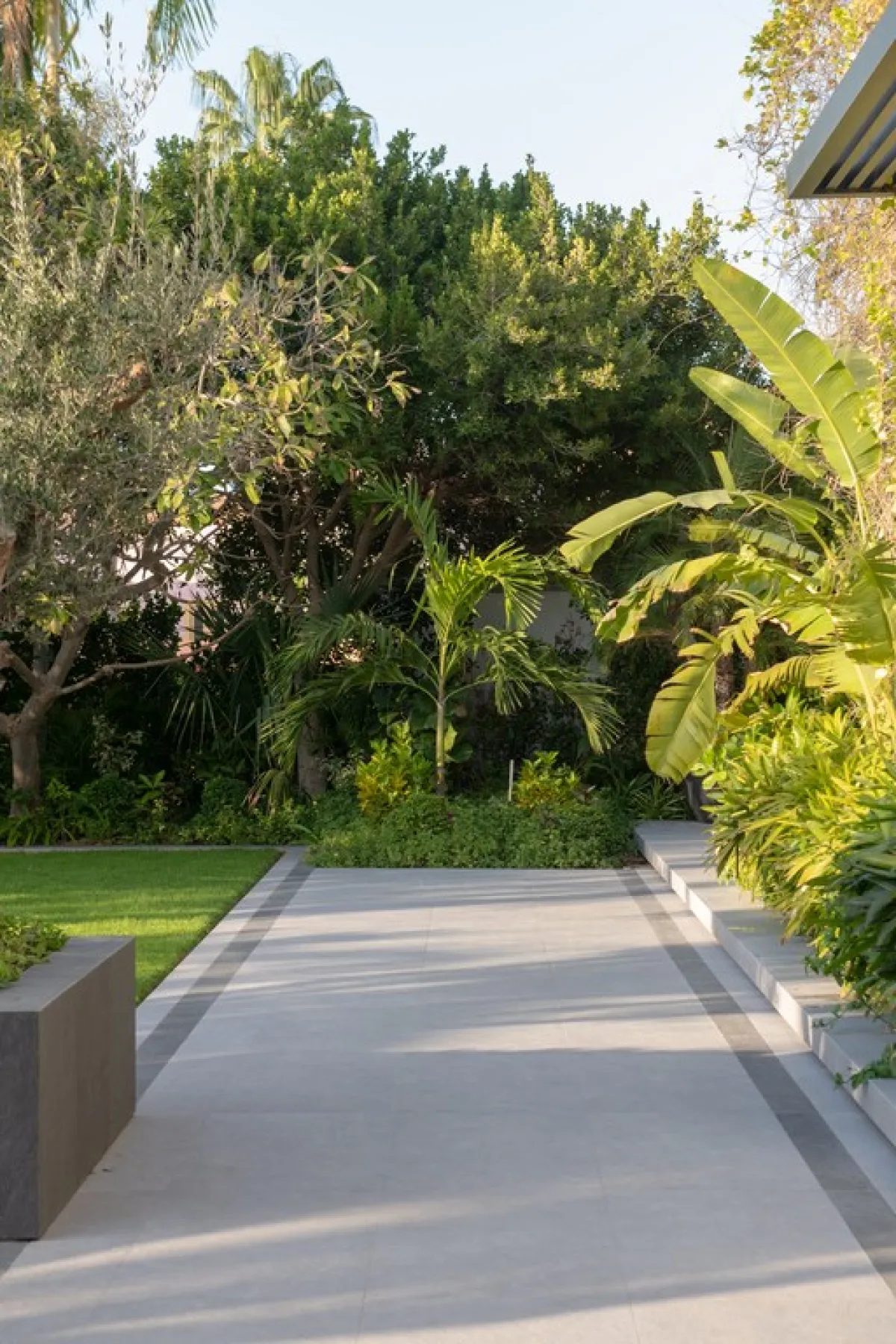 ممر في  الحديقة الخارجية