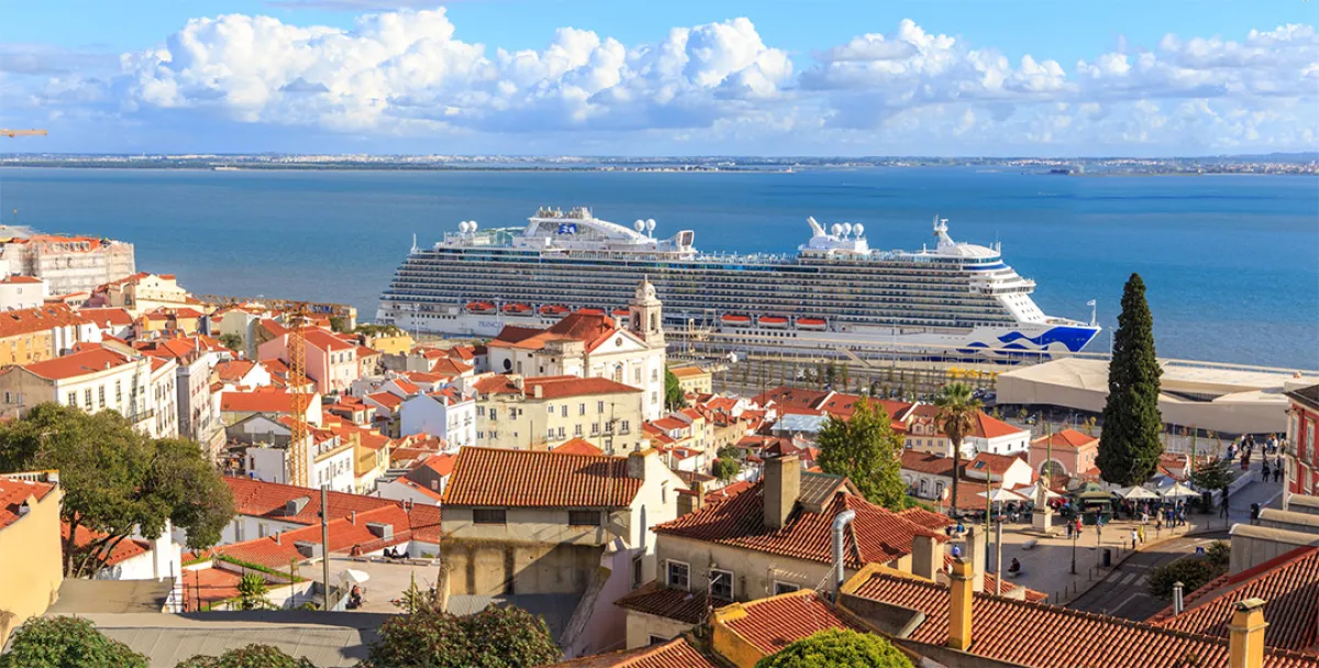 رحلة بحرية تنطلق من «لشبونة» (الصورة من Shutterstock)