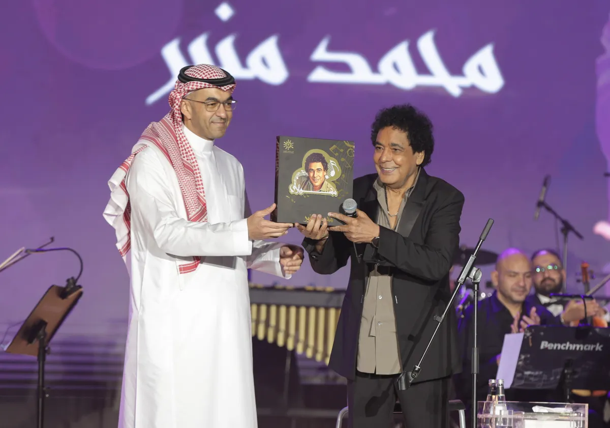 سلم نائب الرئيس التنفيذي لهيئة الترفيه الأستاذ محمد المحمادي الفنان محمد منير درع تكريم