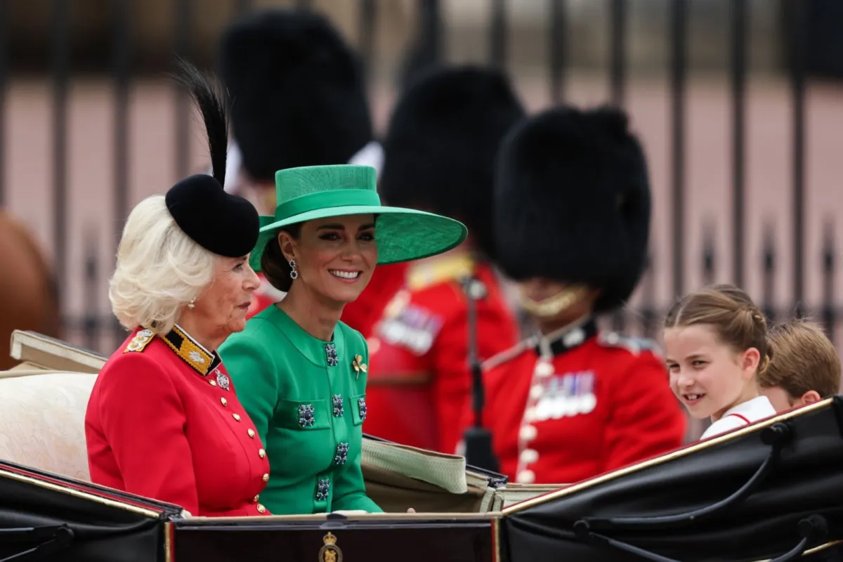 الملكة كاميلا وكيت ميدلتون والأميرة تشارلوت (Queen Camilla, Catherine, Princess of Wales and  Princess Charlotte). مصدر الصورة: Adrian DENNIS / AFP