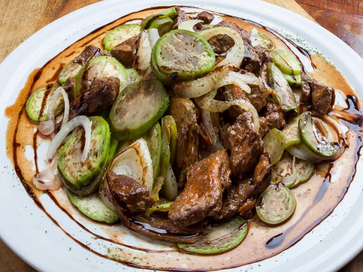 صورة لطبق من اللحم والخضار