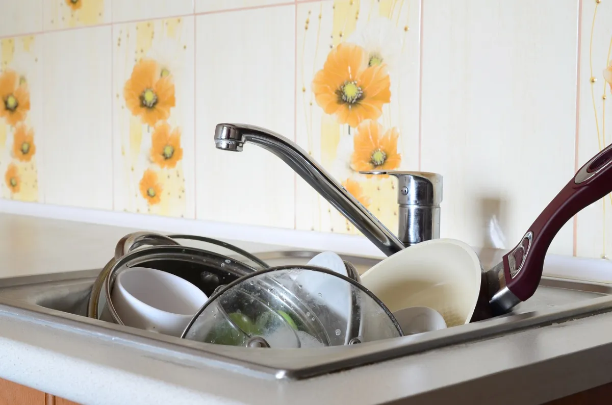 من المهم فصل الأواني ذات الروائح الكريهة عن غيرها