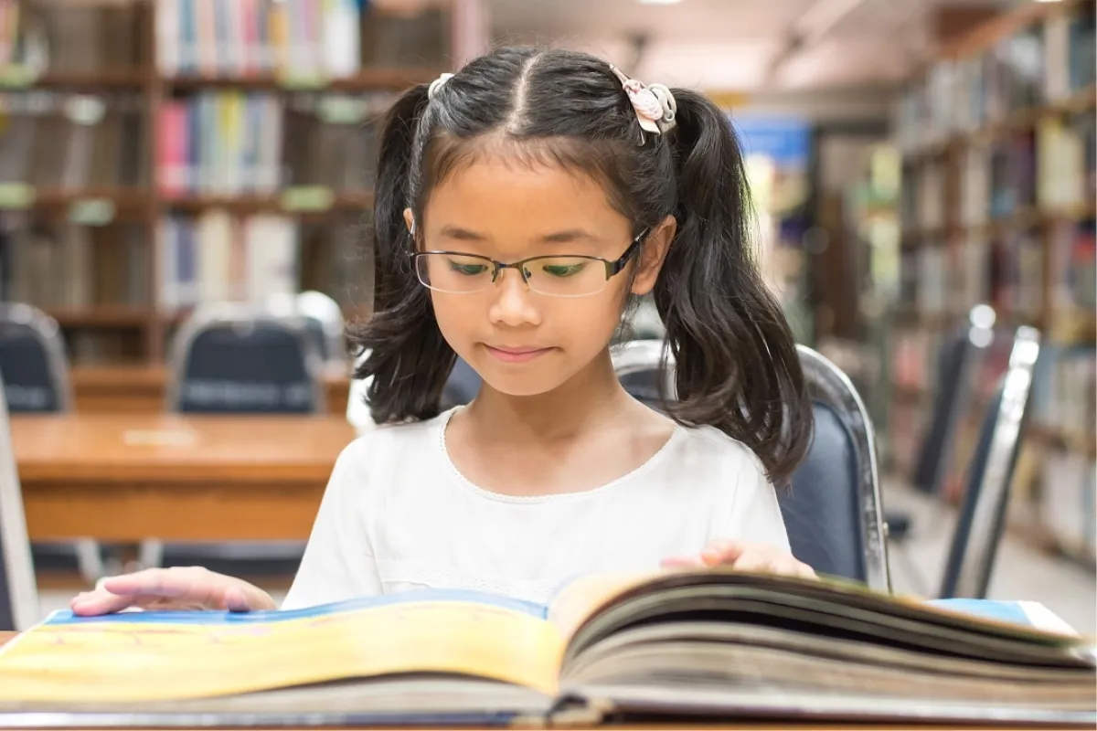 صورة لطفلة تقرا