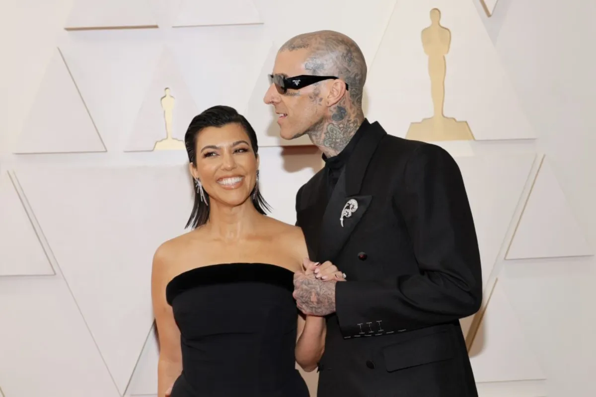 كورتني كاردشيان وترافيس باركر (Kourtney Kardashian and Travis Barker). مصدر الصورة: Mike Coppola/Getty Images/AFP
