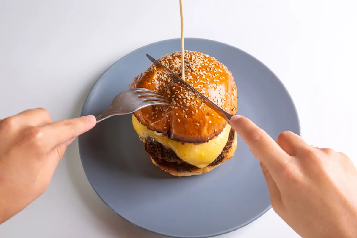 طريقة تناول البرجر بحسب الإتيكيت