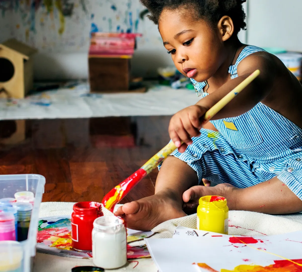 صورة لطفلة ترسم لوحتها