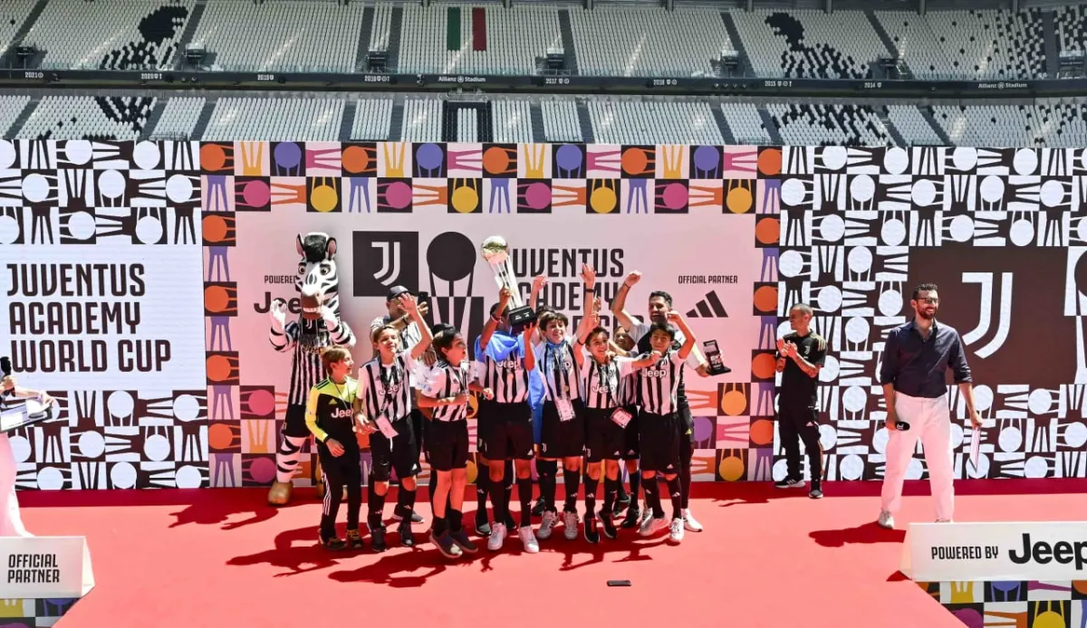  فريق أكاديمية يوفنتوس في دبي بأن يحرز لقب" كأس العالم لأكاديميات يوفنتوس". الصورة من الموقع  الرسمي لفريق juventus