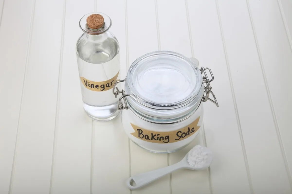 الخل الأبيض وصودا الخبز لتنظيف الأرضيات