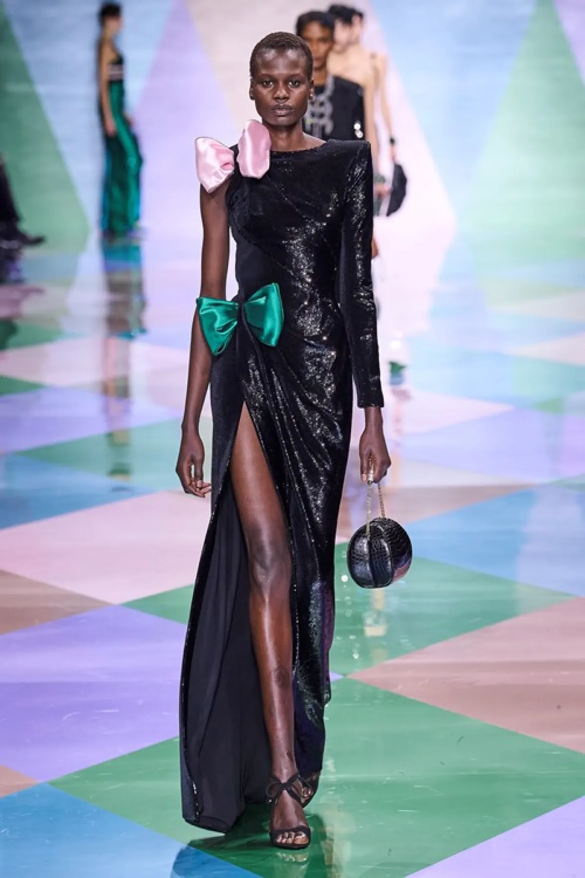 فستان خطوبة مزين بالفيونكة من جيورجيو أرماني Giorgio Armani