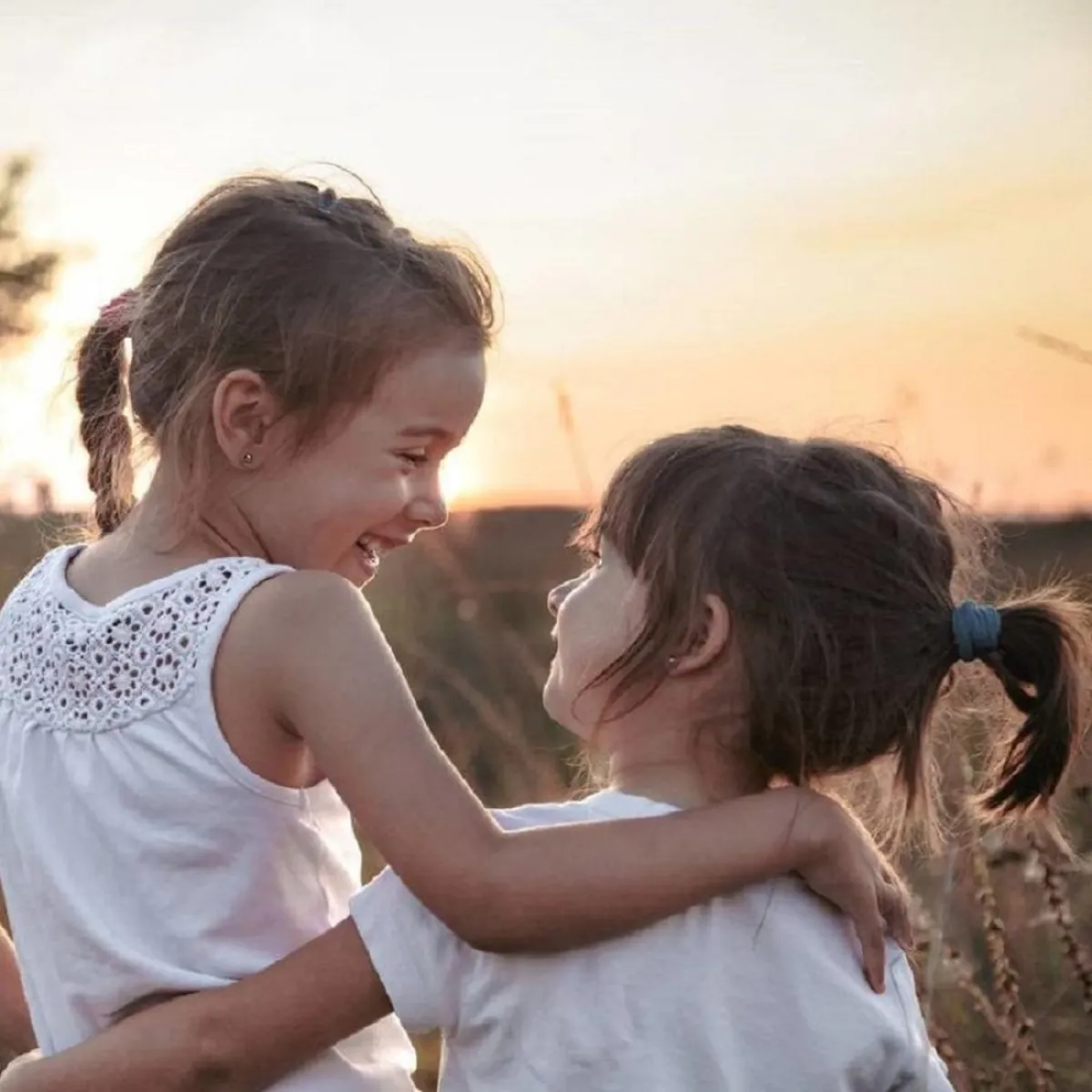 صورة لطفلتين 