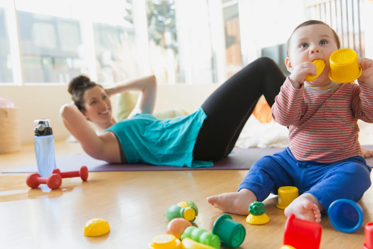 صورة طفل يقضم الألعاب