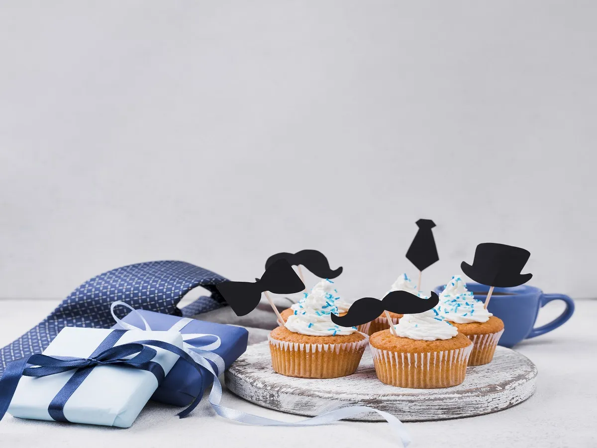 صورة لكعك وهدايا