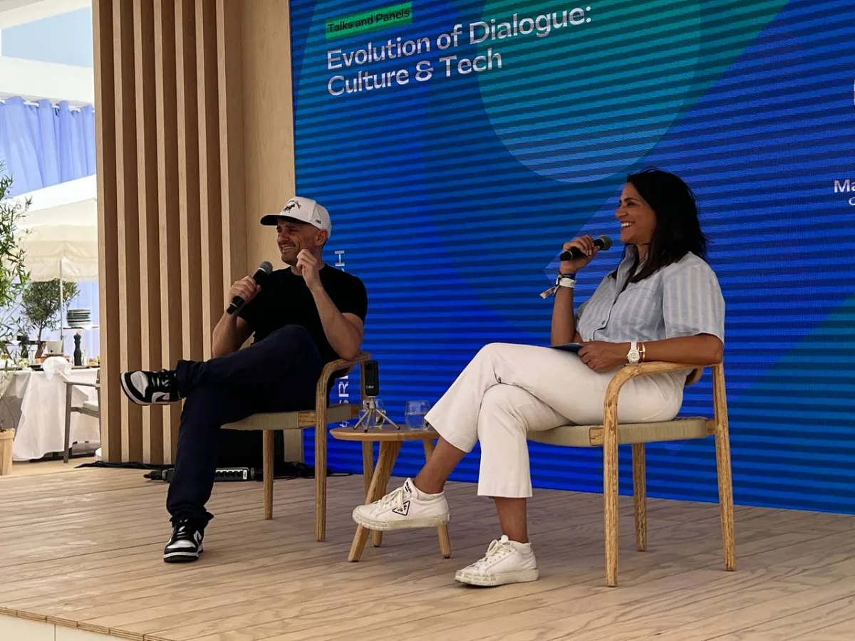 خلال الجلسة الحوارية 