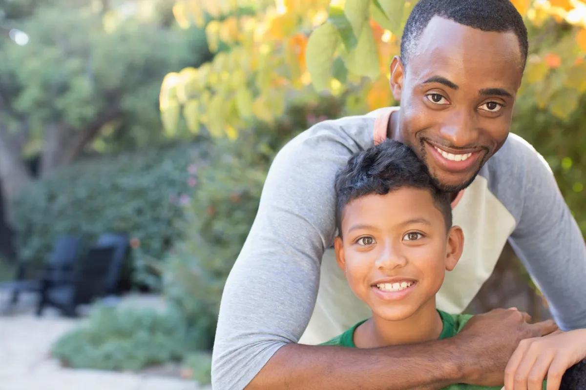 صورة لأب يحتضن طفله