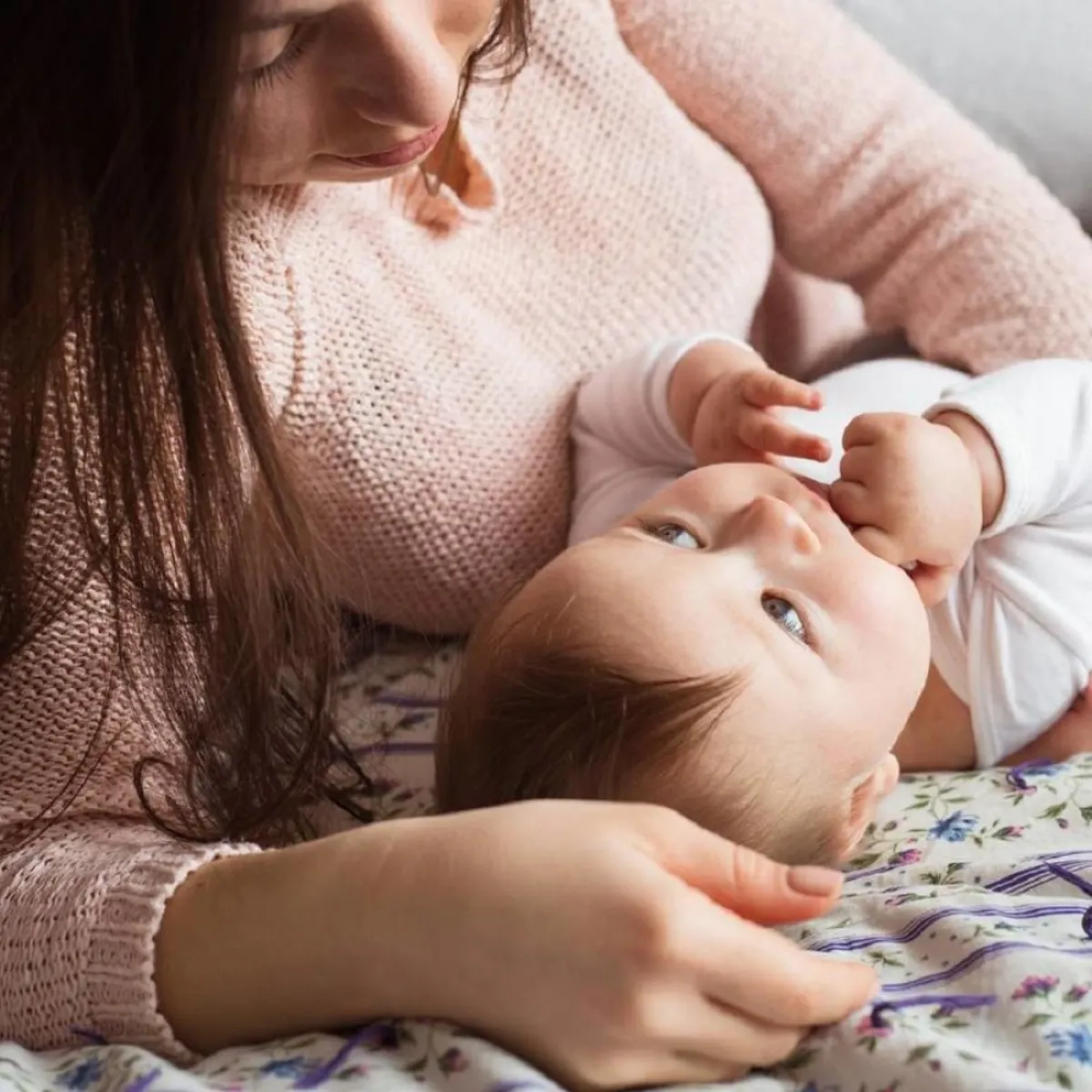 صورة لأم ورضيع يشكو فطريات اللسان