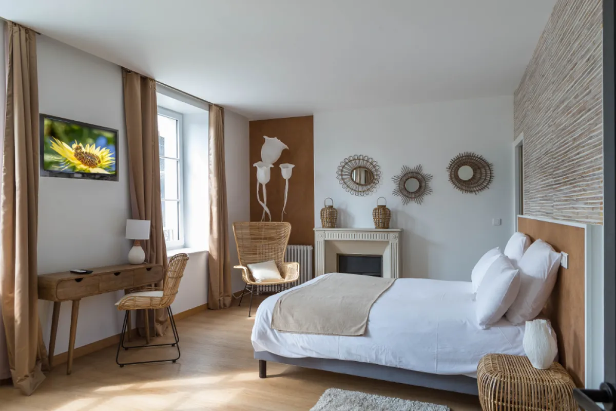 الخشب خامة أساسية في غرفة النوم الريفية 