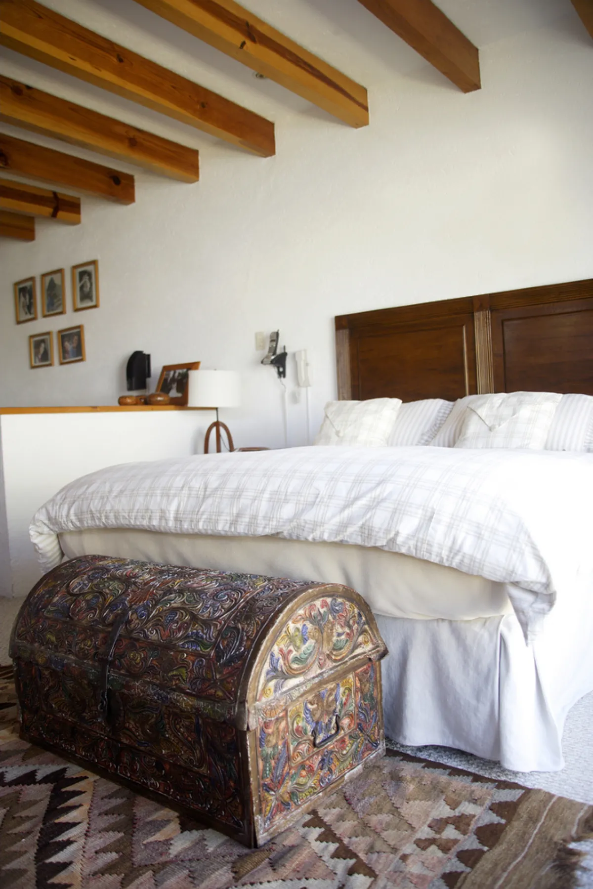 عوارض الخشب تزين سقف غرفة النوم الريفية 