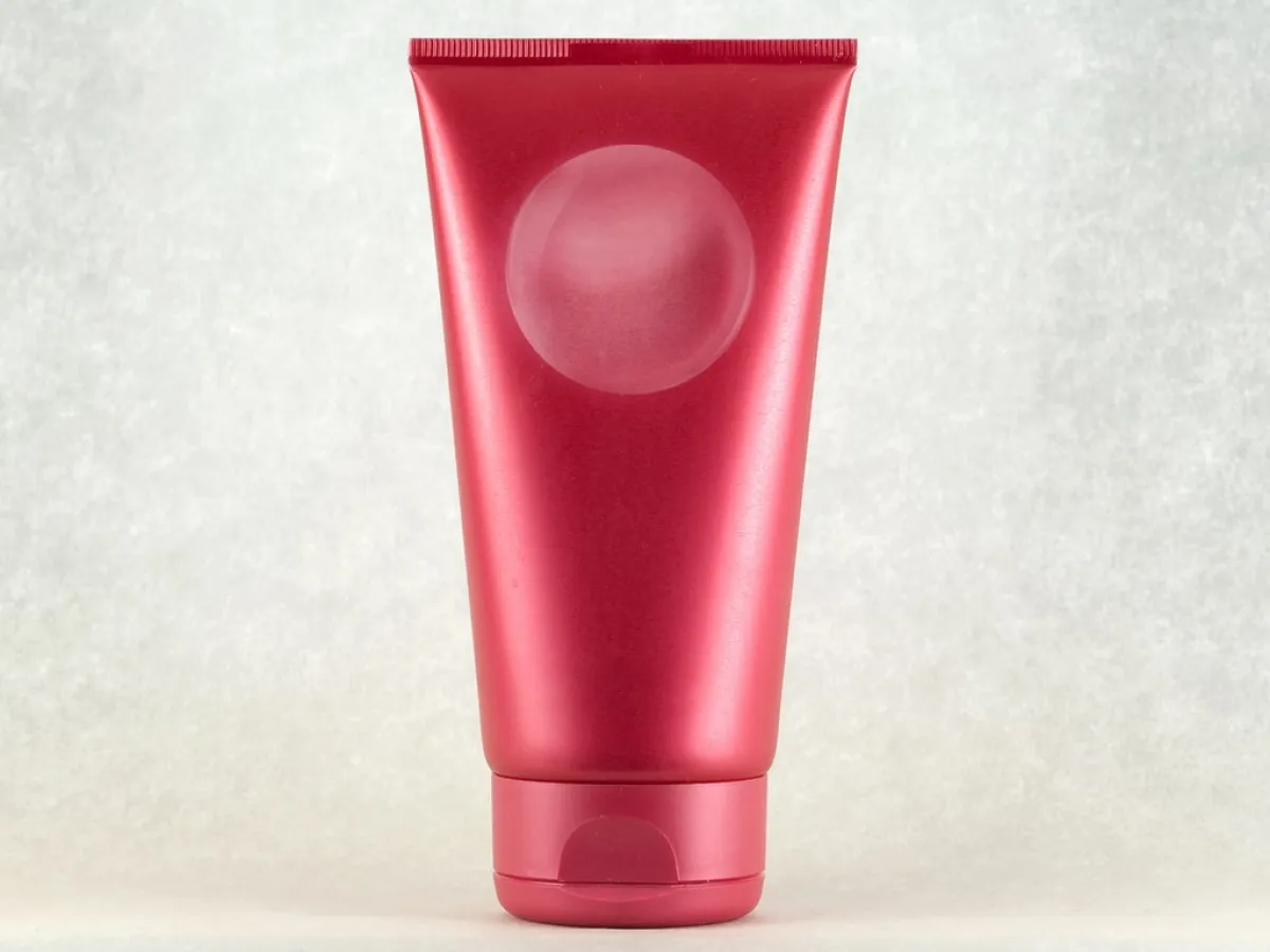 عند غسيل قطعة الملابس المنكمشة، يُستخدم بلسم الشعر عوضًا عن منظف الغسيل