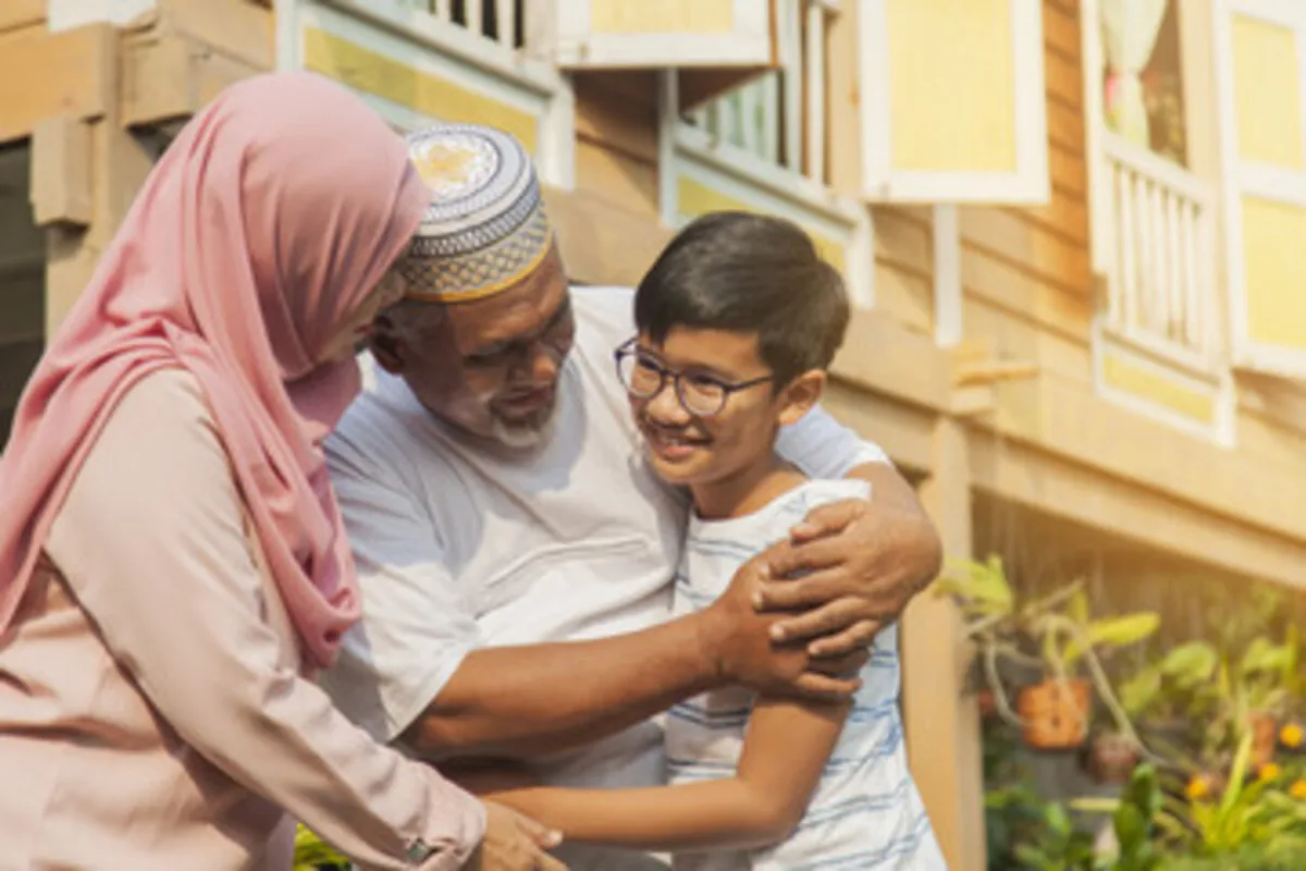 صورة لطفل مع جده وأمه