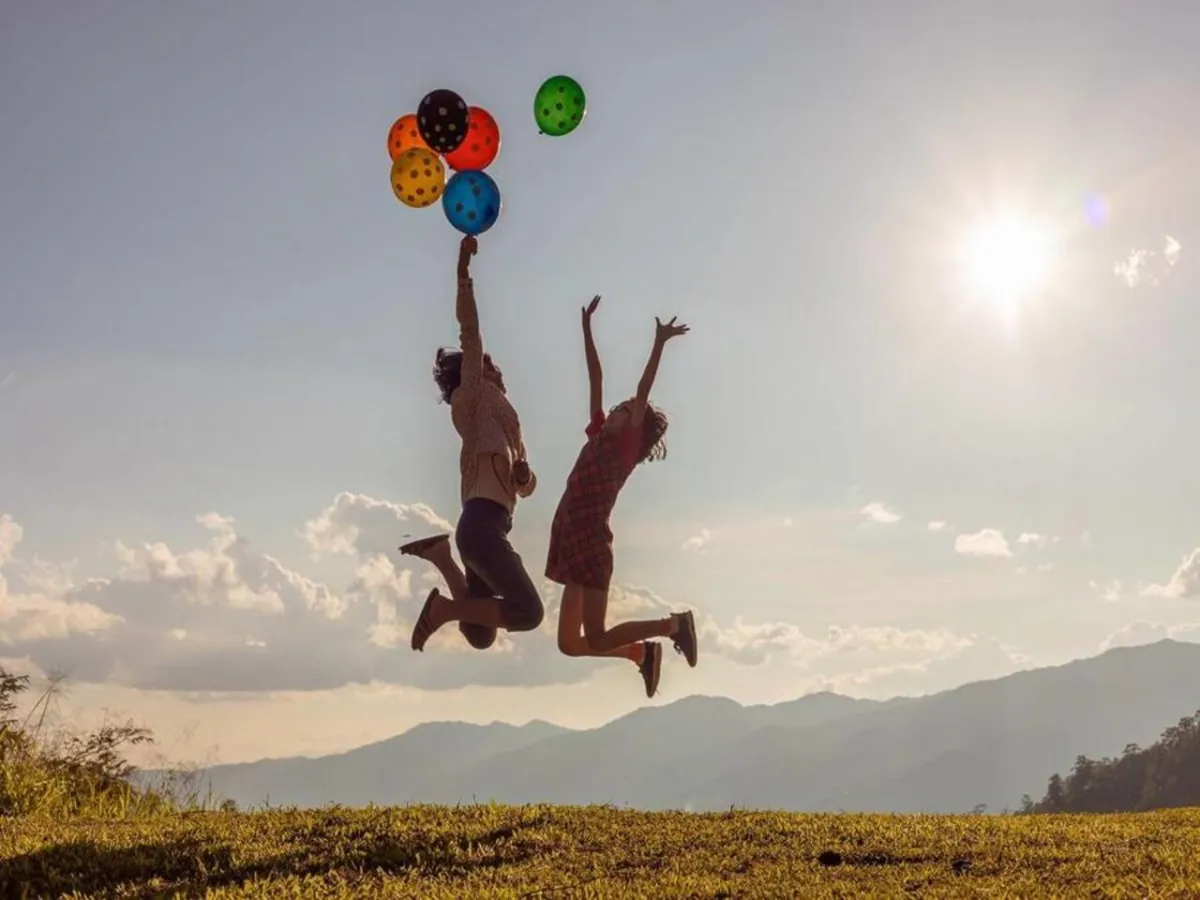 صورة تعبر عن مرح وفرحة الأطفال في يوم العيد