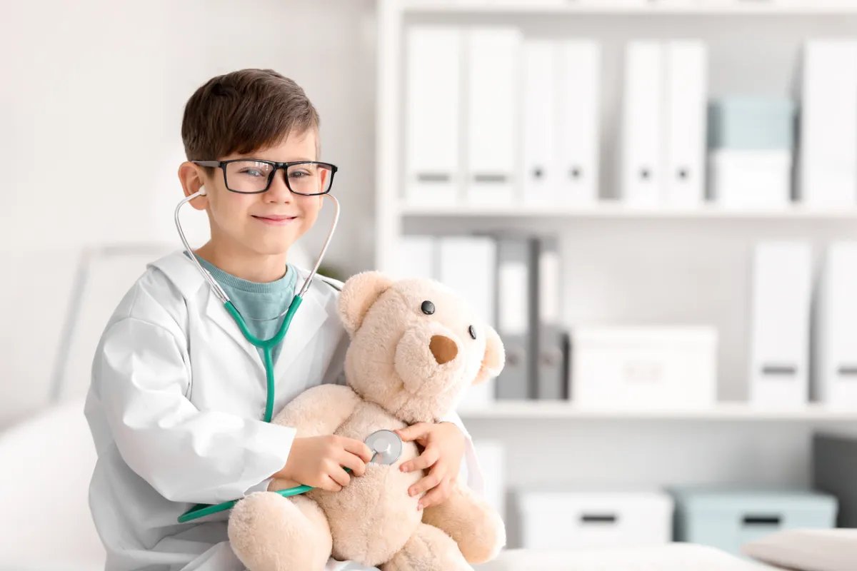 صورة طفل يفكر بالعمل