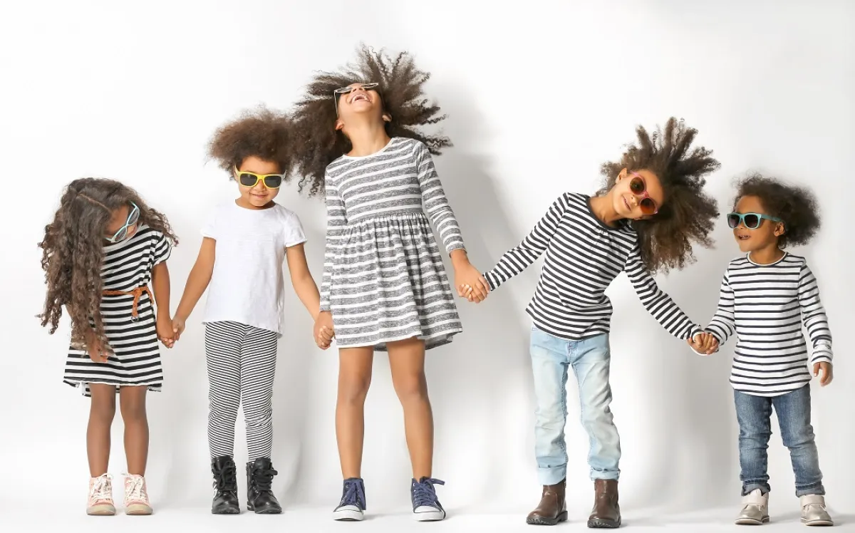 صورة مرحة لأطفال بملابس العيد