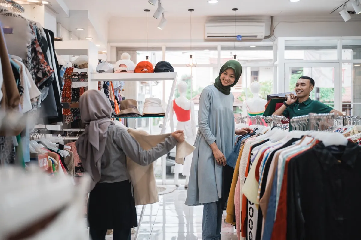 صورة لطفلة وأمها بمتجر الملابس