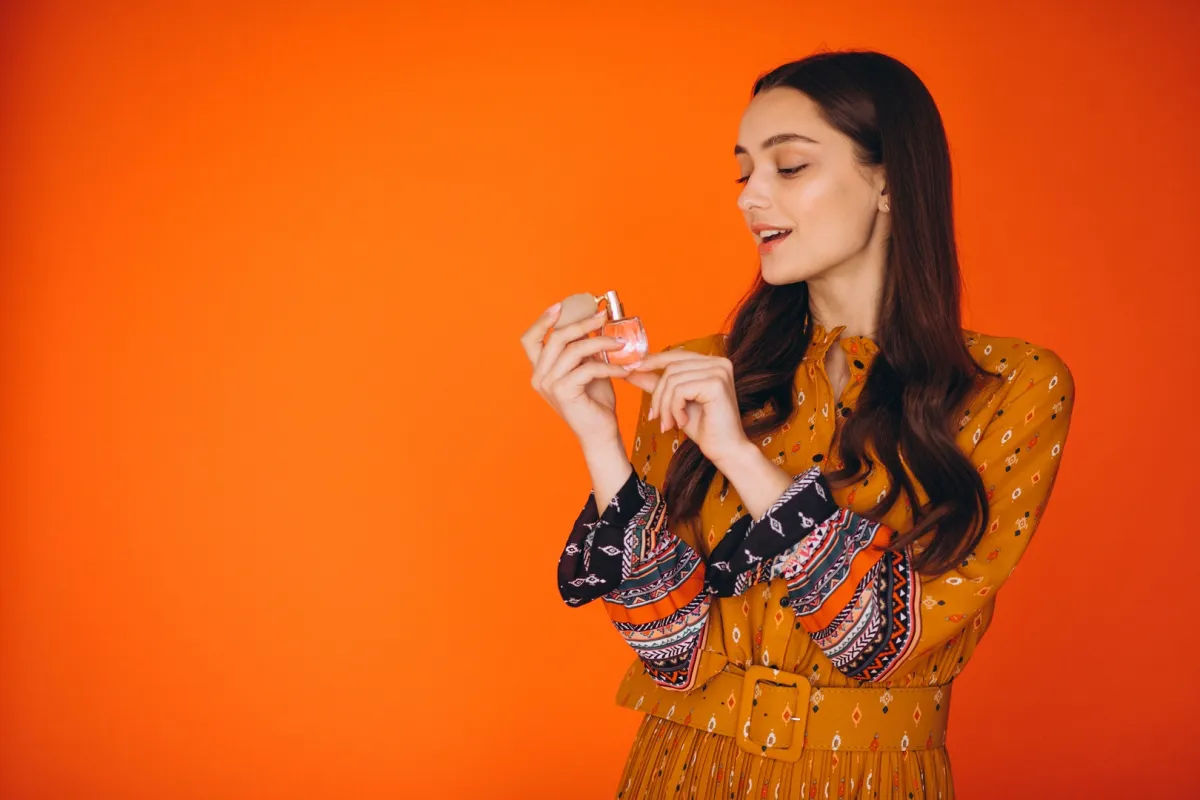 تطبيق العطور بالطريقة الصحيحة - الصورة من Freepik